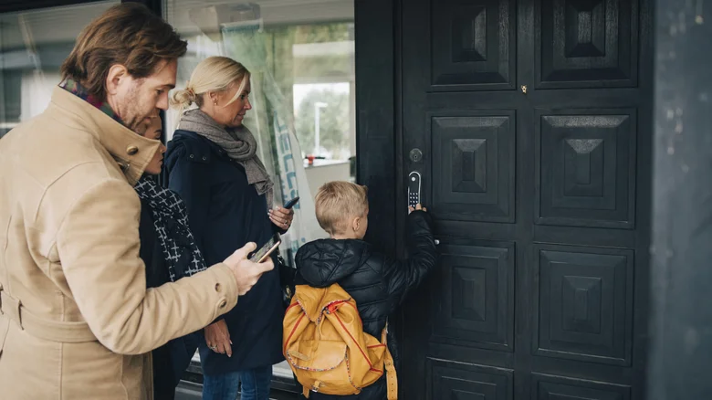 Nutiluku mobiilirakendus telefonis — ukseluku avamine üle võrgu